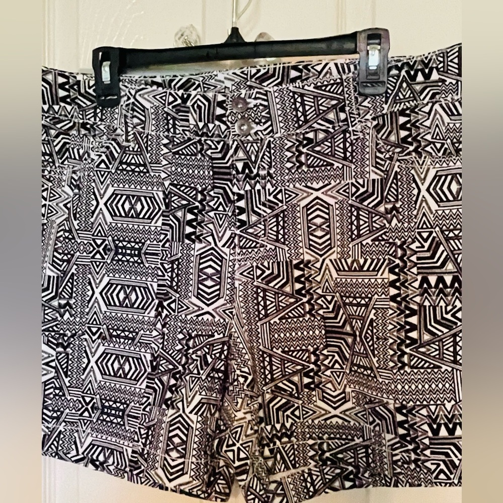 Faded Glory 16w Black and White Patterned Shorts never worn. NWOT